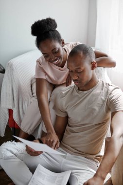 Siyah adam karılarına fikrini sorar ve yardım eder.