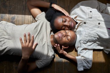 Zeminde şehvetli siyah bir çift var.