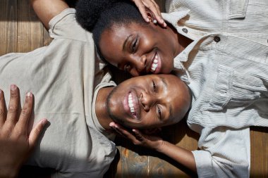 Zemindeki güzel siyah çiftin manzarası.