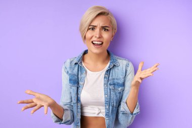 Millet, tepki kavramları. Kadın kendini kaybetmiş, bir şeye tepki veriyor.