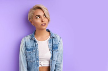 Esrarengiz genç kadın bir şeyler düşünüyor.