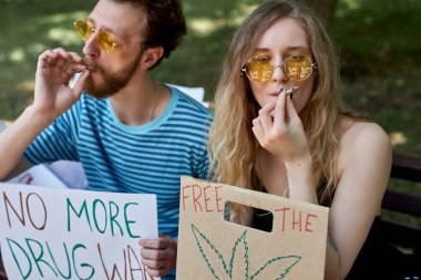 Açık havada protesto sırasında Amerikalı uyuşturucu kullanıcılarının portresi
