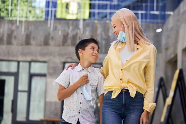 Mère et fils aiment marcher à l'extérieur — Photo