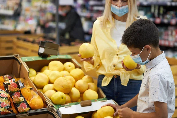 Mãe e filho no supermercado — Fotografia de Stock