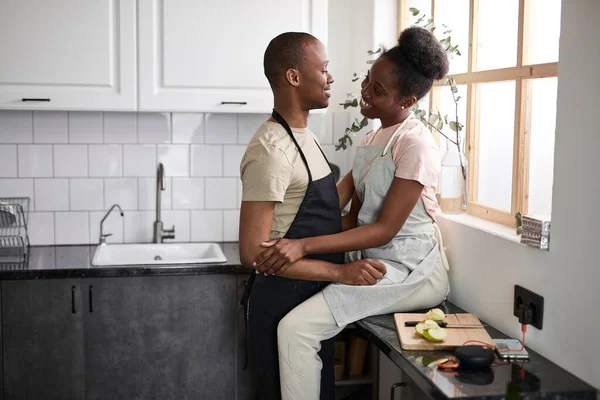 Hermosa pareja joven tienen descanso en la cocina —  Fotos de Stock