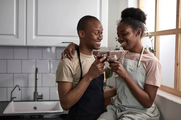 Afroamericanos recién casados beber vino mientras cocina — Foto de Stock