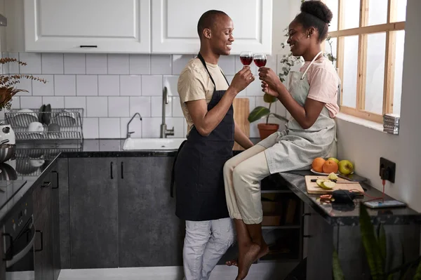 Pareja casada traquetea copas de vino en la cocina —  Fotos de Stock