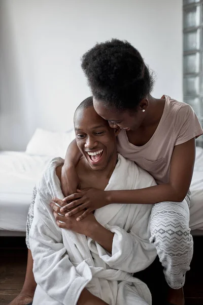 Портрет счастливой улыбающейся супружеской пары утром дома — стоковое фото