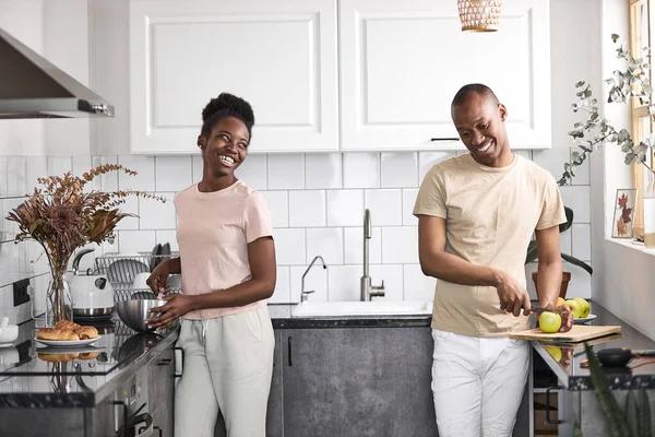 Gyönyörű afrikai pár beszélgetnek a konyhában — Stock Fotó