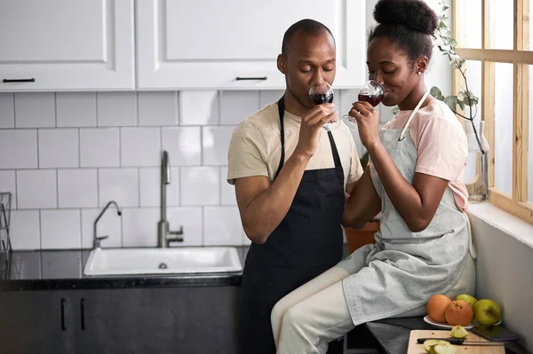 Παντρεμένο μαύρο ζευγάρι πίνουν κρασί ενώ μαγειρεύουν — Φωτογραφία Αρχείου