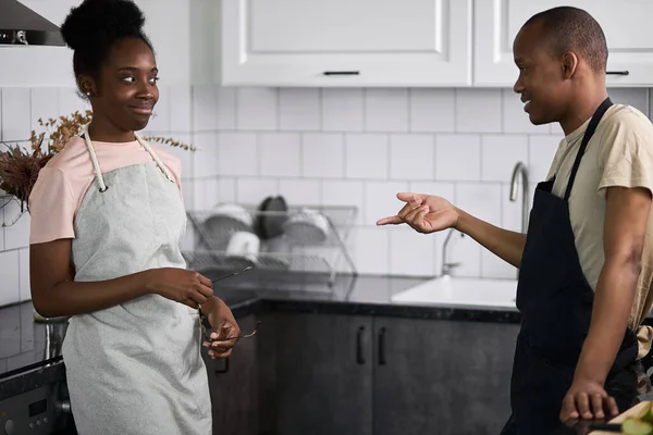 Красива африканська пара розмовляє на кухні — стокове фото