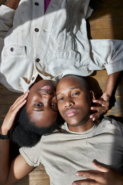 Portret van jong afro paar met romantische tijd — Stockfoto