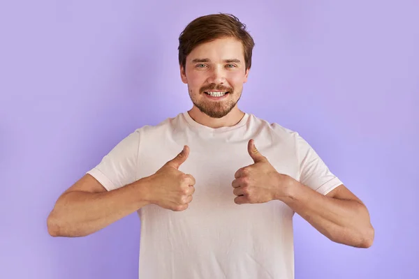 Счастливый мужчина показывает большие пальцы на камеру — стоковое фото