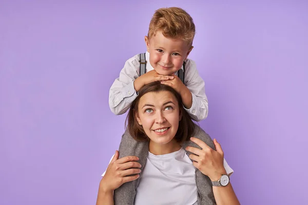 Mignon mère et enfant garçon isolé sur fond violet — Photo