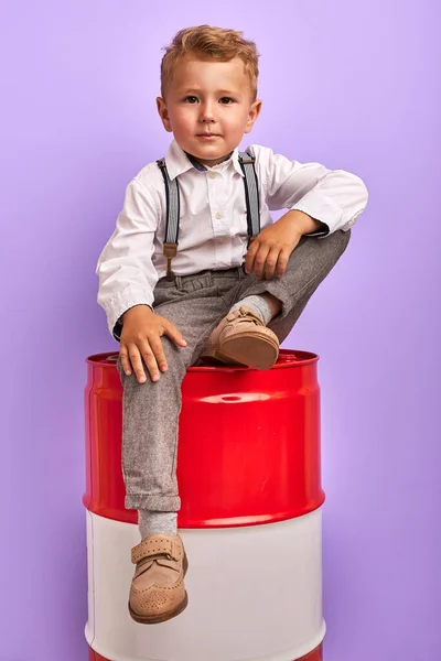 Niño niño serio niño mirando la cámara — Foto de Stock