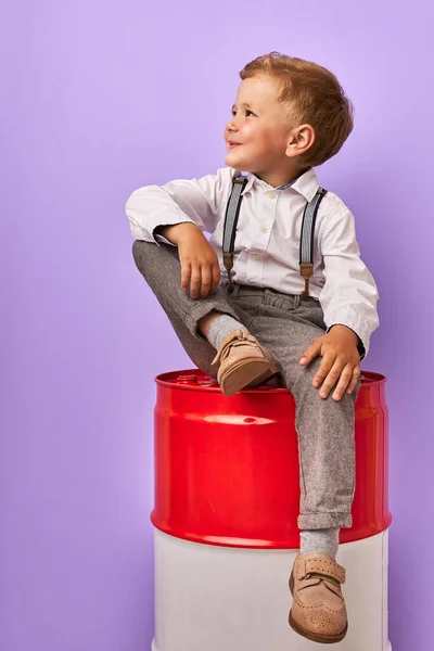 Futur homme d'affaires, enfant garçon assis sur le baril de pétrole — Photo