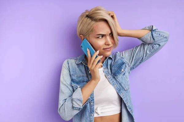 Ontevreden vrouw luistert naar iemand aan de telefoon — Stockfoto
