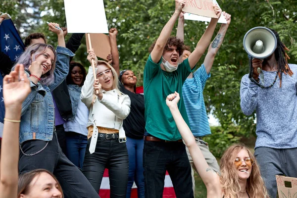 Marihuana legalisieren. Manifestation. junge Erwachsene mit Transparenten und Plakaten im Freien — Stockfoto