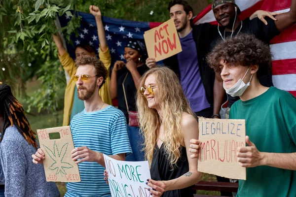 Persone diverse con manifesti che agitano la marijuana essendo legale — Foto Stock