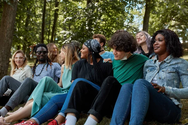 Mutlu Kafkasyalı ve Afro-Amerikan halkı dinleniyor. — Stok fotoğraf