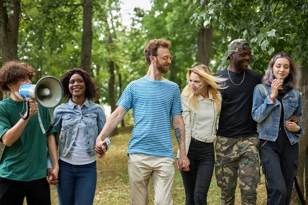 Africanos y caucásicos descansan al aire libre — Foto de Stock