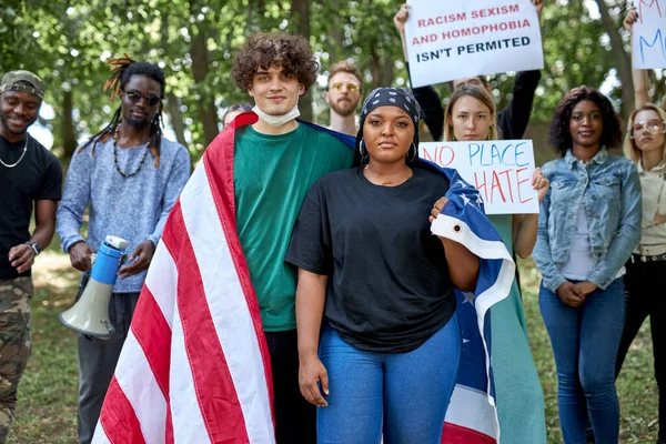 Gruppo di manifestanti nel parco, concetto anti razzismo — Foto Stock