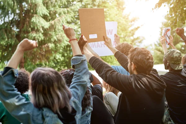 Achteraanzicht op demonstranten in het park — Stockfoto