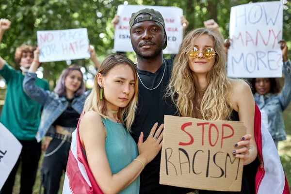 Változatos emberek vonultak ki az utcára, hogy tiltakozzanak a fekete rasszizmus és a rendőri brutalitás ellen. — Stock Fotó