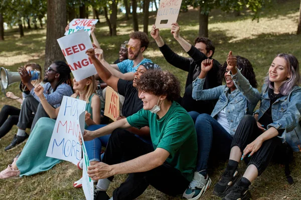 Activistas ambientales sostienen pancartas y corean consignas durante una manifestación — Foto de Stock