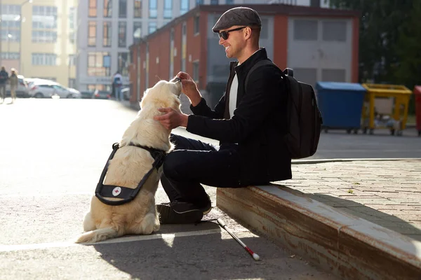 Persona discapacitada sentarse a descansar con perro guía al aire libre —  Fotos de Stock
