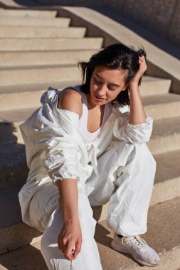 Tatilde genç temizlik işçisi