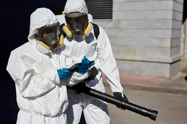 Sanitär service användning tablett utomhus — Stockfoto