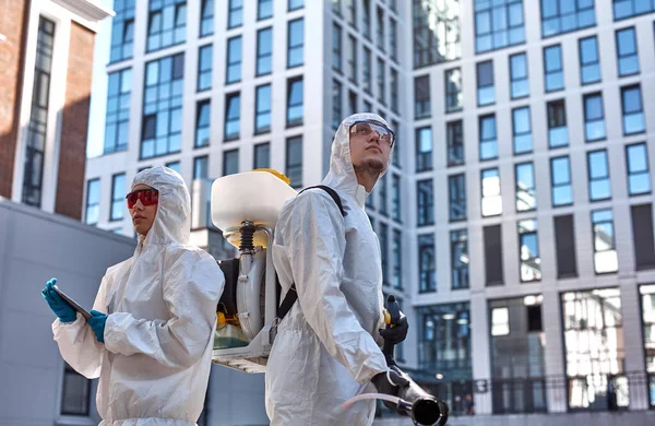 Specialiserade orädda team i skyddsdräkter och masker redo att arbeta — Stockfoto