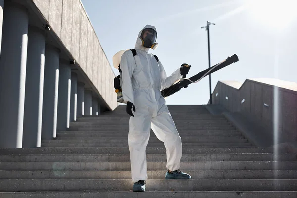 Limpiador con pulverizador presurizado en las manos que va a desinfectar lugares públicos —  Fotos de Stock