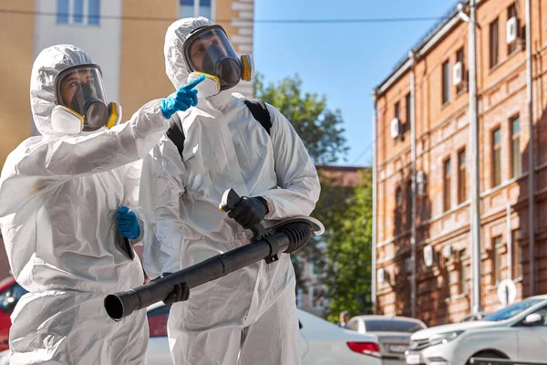 Professional disinfectors looking for potentially dangerous places — Stock Photo, Image