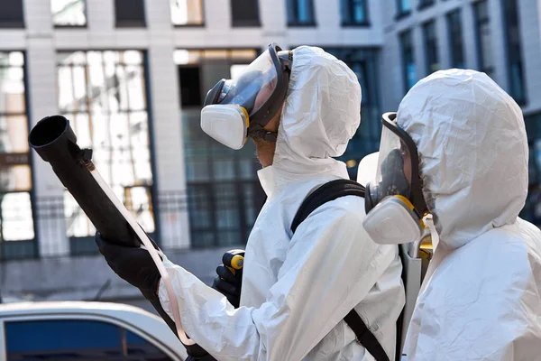 Desinfección profesional del territorio de la ciudad debido a la aparición del coronavirus — Foto de Stock