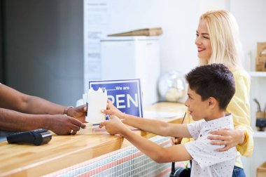 Restoran çalışanları müşterilere hizmet eder.