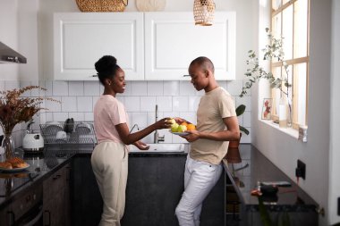 Mutfakta dost canlısı evli bir çift var.