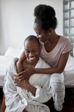 nazik, duyarlı siyah çift evde