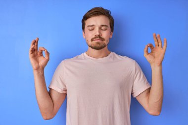Sakin ol, sakallı adam meditasyon yapıyor.