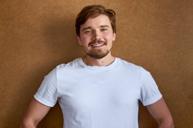 Gülümseyen mutlu yüzlü genç yakışıklı adam