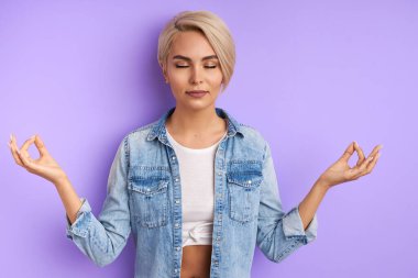 Yoga yapan çekici kadın portresi izole edilmiş.