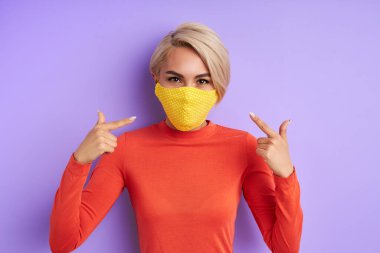 Kendine güveni tam bir kadın tıbbi maske kullanıyor.