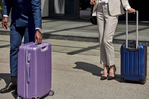 Mulher bonita e transferência pessoal perto do hotel — Fotografia de Stock