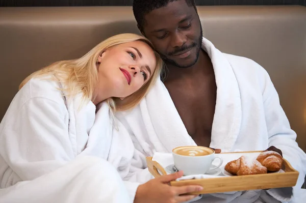 Adorable pareja multiétnica desayunar en el hotel — Foto de Stock