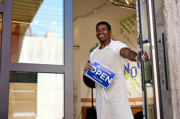 Alegre negro hombre es feliz de abrir su restaurante — Foto de Stock