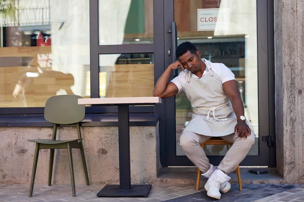 El hombre trastornado se sienta en la calle, su cafetería se está estrellando — Foto de Stock