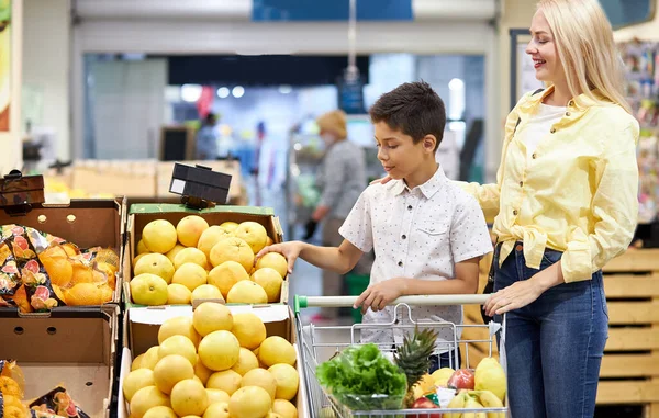 Mãe e filho no supermercado juntos — Fotografia de Stock