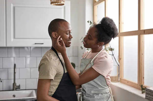 Παντρεμένο μαύρο ζευγάρι δείχνουν τρυφερά συναισθήματα τους, ενώ το μαγείρεμα — Φωτογραφία Αρχείου