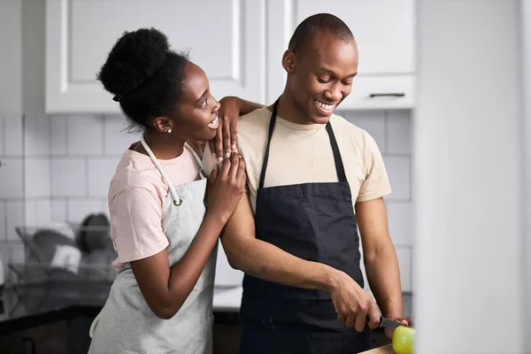 Όμορφο αφρικανικό ζευγάρι έχουν συνομιλία στην κουζίνα — Φωτογραφία Αρχείου